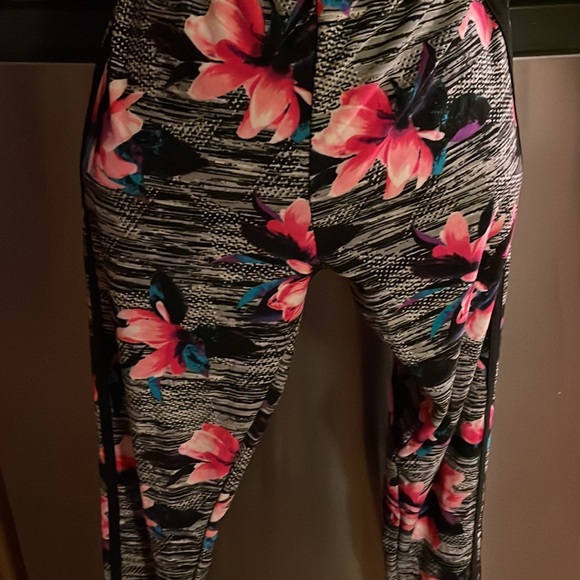 ‼️Free with Purchase‼️ Floral Leggings 🌺💜🦋 - Picture 6 of 13